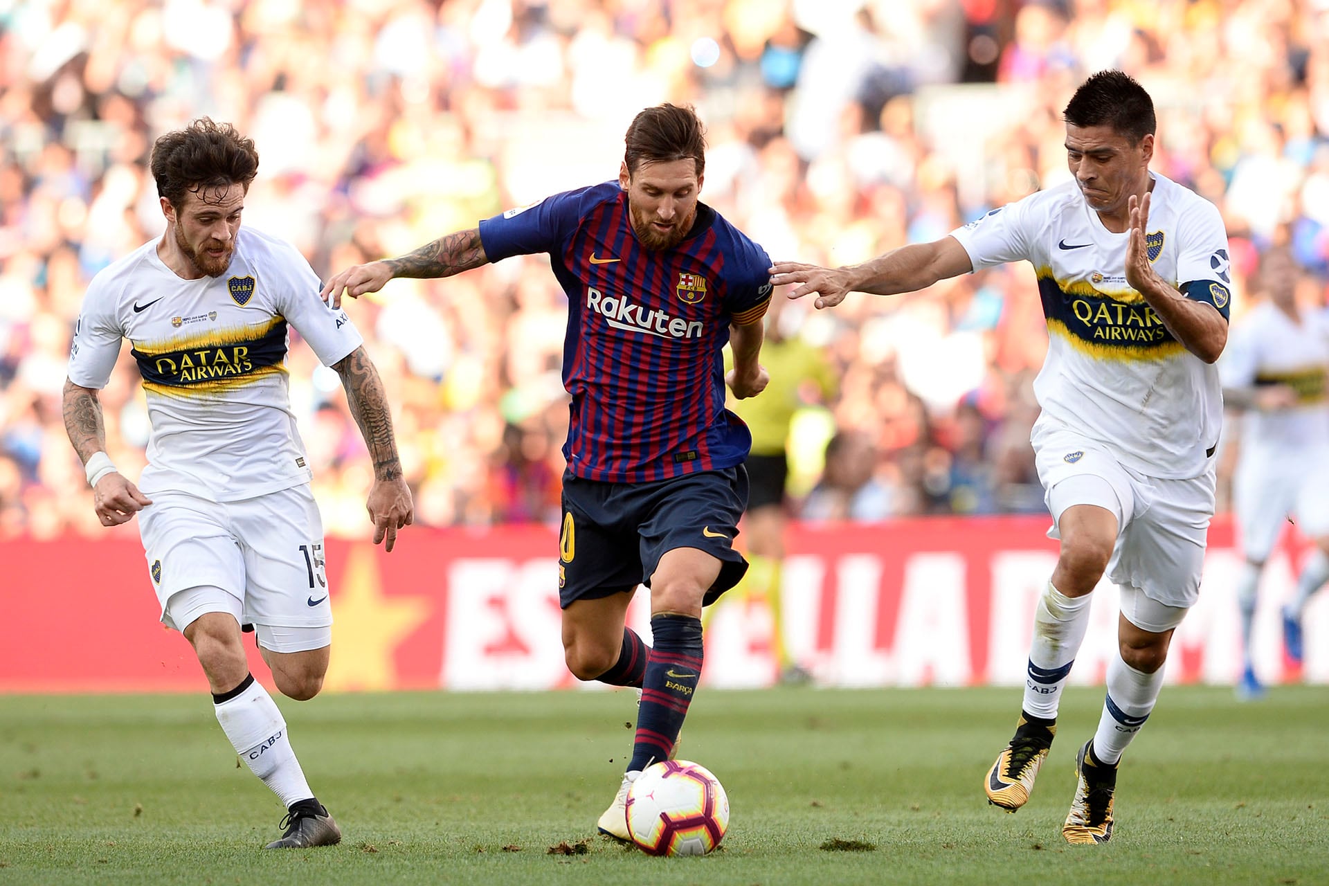 Lionel Messi tuvo un gesto especial con el plantel de Boca Juniors luego del amistoso disputado en 2018 (AFP PHOTO / Josep LAGO)