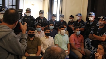 Los imputados, rodeados por la