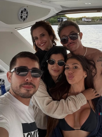 A la derecha y luciendo