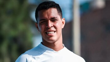 Atajadas de Renato Solís ante