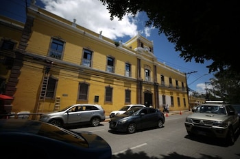 El costo de una cirugía de catarata en el sector privado hondureño supera los 90.000 lempiras, por lo que la campaña representa un alivio económico clave para los pacientes. (Foto: Emilio Flores)