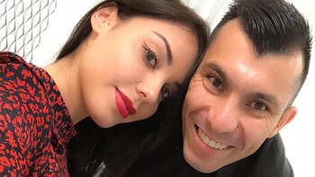 Gary Medel y Cristina Morales.