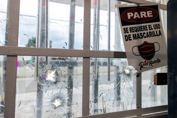 Impactos de bala en la ventana delantera del bar Piel Kanela, el lunes 29 de mayo de 2023, en San Juan. (AP Foto/Alejandro Granadillo)