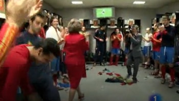 Momento en el que la reina Sofía bajó al escenario a saludar a los jugadores del Mundial 2010. (EFE)