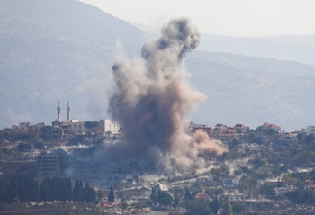 El humo se eleva sobre Khiam, cerca de la frontera entre Israel y Líbano (REUTERS/Karamallah Daher)