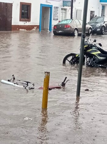 Autos y motocicletas quedaron bajo