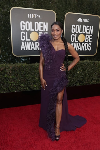 Angela Bassett, deslumbró en la alfombra roja presencial con un diseño de Dolce & Gabbana de la última colección en color violeta con detalles de plumas en uno de los hombros y en la falda. Combinó su estilismo con aros colgante de brillantes y un peinado de trenza XL