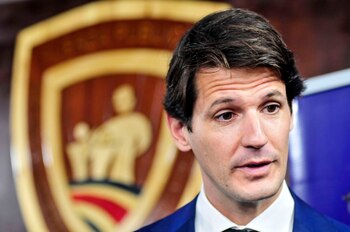 En la imagen, el embajador