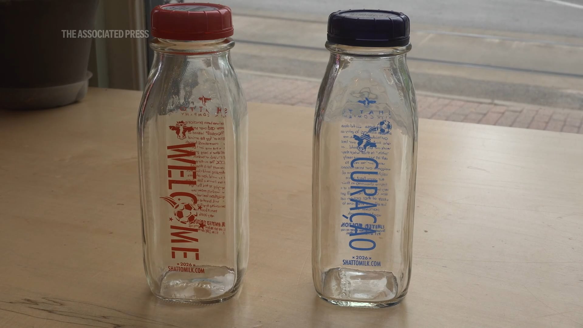 La empresa Shatto Milk rinde homenaje a las selecciones de fútbol con ediciones limitadas de sabores especiales de leche (Captura de video: Associated Press ).