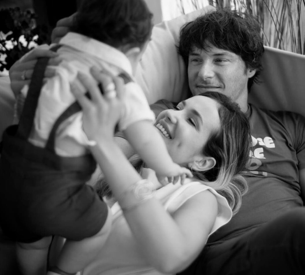 Jordi Cruz y Rebecca Lima junto a uno de sus hijos. (Instagram @rebeccalimap)