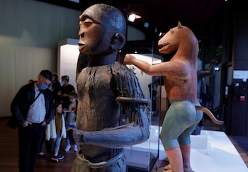 Dos grandes estatuas del Reino de Dahomey en el museo Quai Branly, París, antes de su regreso (REUTERS/Pascal Rossignol)