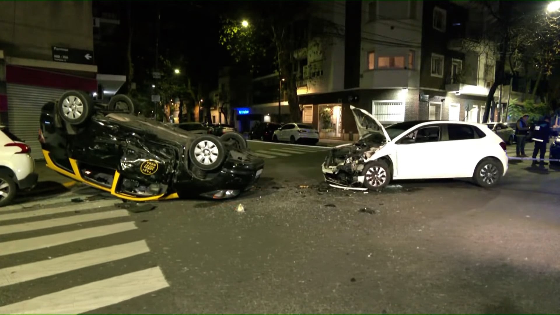 Accidente en Caballito: taxi volcó tras choque y tres heridos fueron al Durand