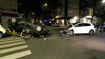 Choque en Caballito: un taxi volcó tras colisionar con un auto y tres personas resultaron heridas