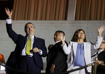 Bernardo Arévalo y su compañera