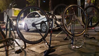 Tras impactarse contra una combi,