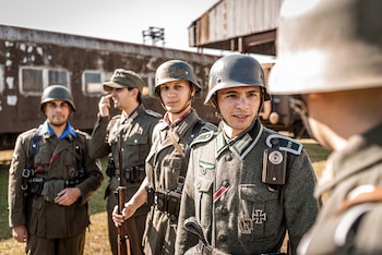 Al fondo Arnoldo Ibáñez viste