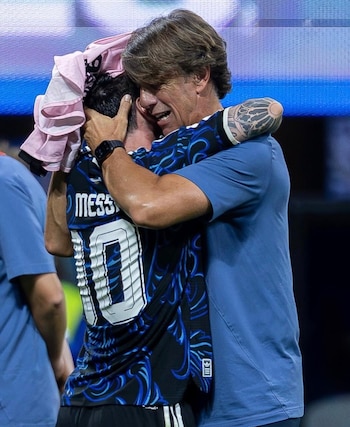 Luis Martín abraza a Lionel Messi, quien viste una camiseta azul con el número diez y el apellido Messi en la espalda