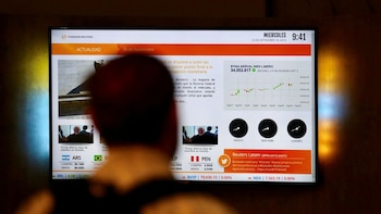 Un hombre observa una pantalla