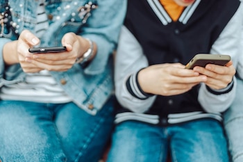 La Cámara de los Lores presiona al Parlamento británico para avanzar hacia una prohibición total de redes sociales para menores, exigiendo cumplimiento de los compromisos asumidos