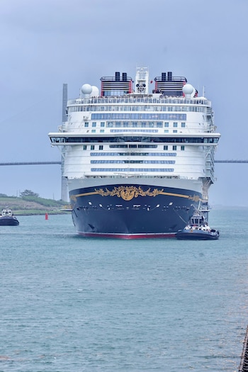 El Disney Adventure, con cerca de 6 000 pasajeros y más de 2 300 tripulantes, marcó récord al transitar por las esclusas neopanamax, resaltando la capacidad operativa de la infraestructura ampliada del Canal. Tomado de X
