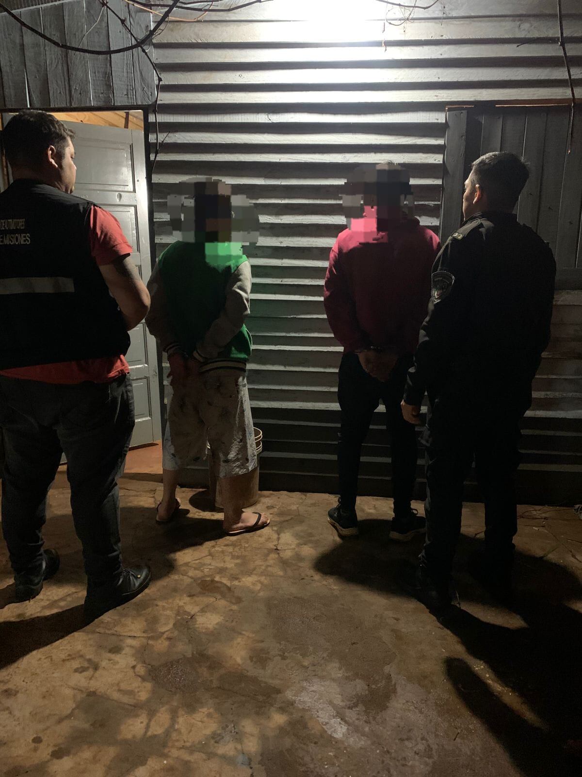 El momento en que lo descubrieron junto a su compatriota en un inquilinato