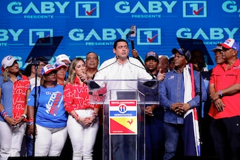 El candidato presidencial por el Partido Revolucionario Democrático (PRD) José Gabriel Carrizo, durante su cierre de campaña el 1 de mayo de 2024. EFE/ Bienvenido Velasco
