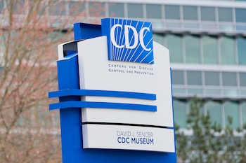 Según los CDC, en 2025 la cantidad absoluta de personas sin seguro aumentó en 800.000, de las cuales 300.000 eran niños (AP)