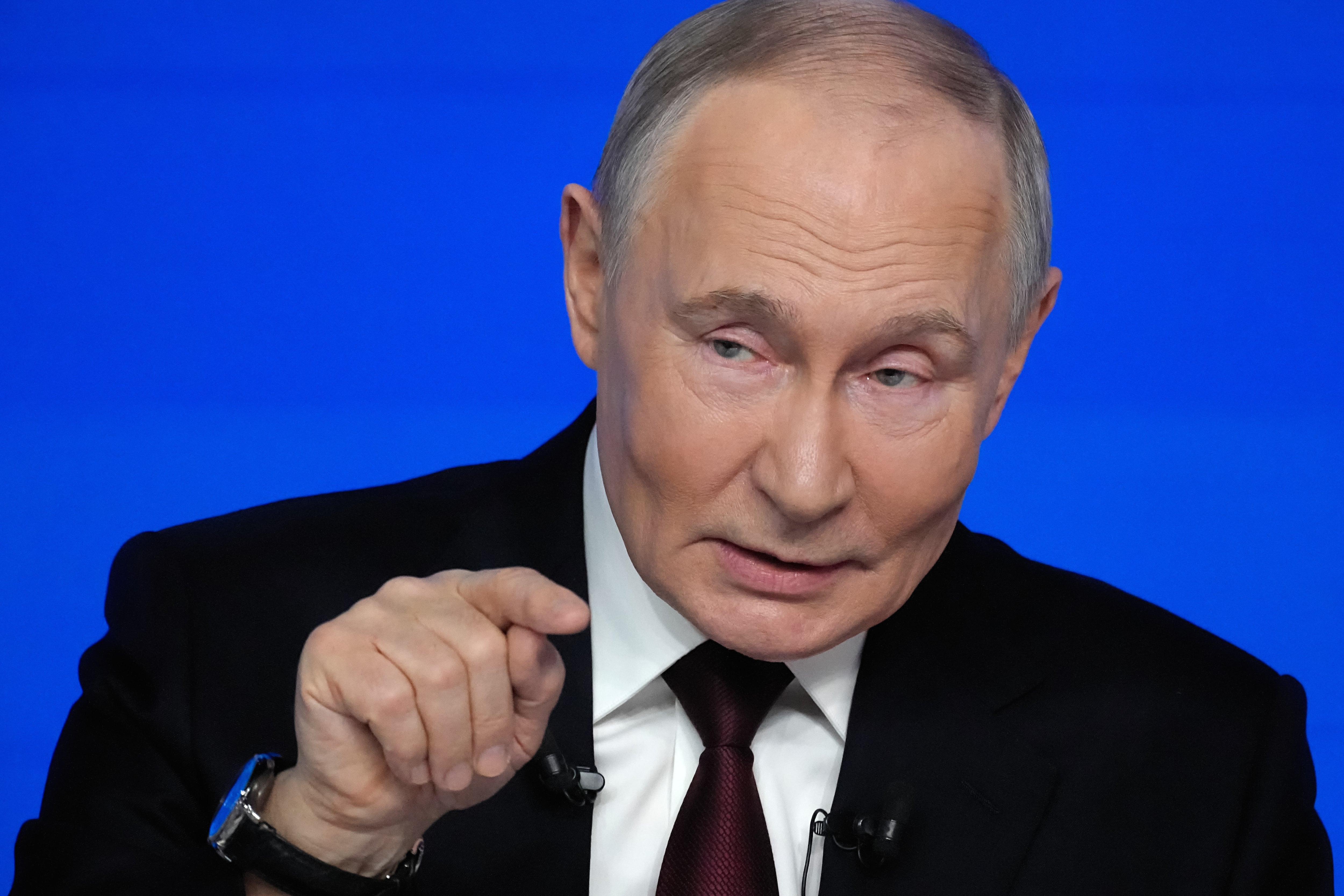 El presidente ruso Vladímir Putin habla en su conferencia de prensa y programa de llamadas telefónicas anual en Gostinny Dvor, Moscú, el viernes 19 de diciembre de 2025 (Associated Press/Pavel Bednyakov)