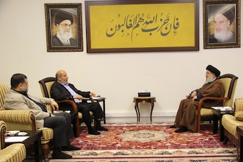 Khalil al-Hayya y Osama Hamdan junto al líder supremo de Irán, el Ayatollah Khomeini (Reuters)