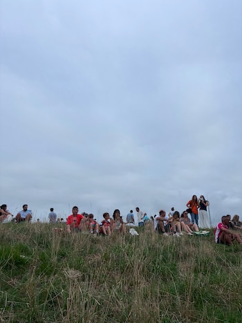 Decepción en Cantabria ante el cielo nublado que impide ver el eclipse. (Cedida/Paola Bruni)