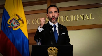 Abelardo de la Espriella en un podio con micrófono, el puño levantado, junto a la bandera de Colombia y la inscripción Corte Constitucional.