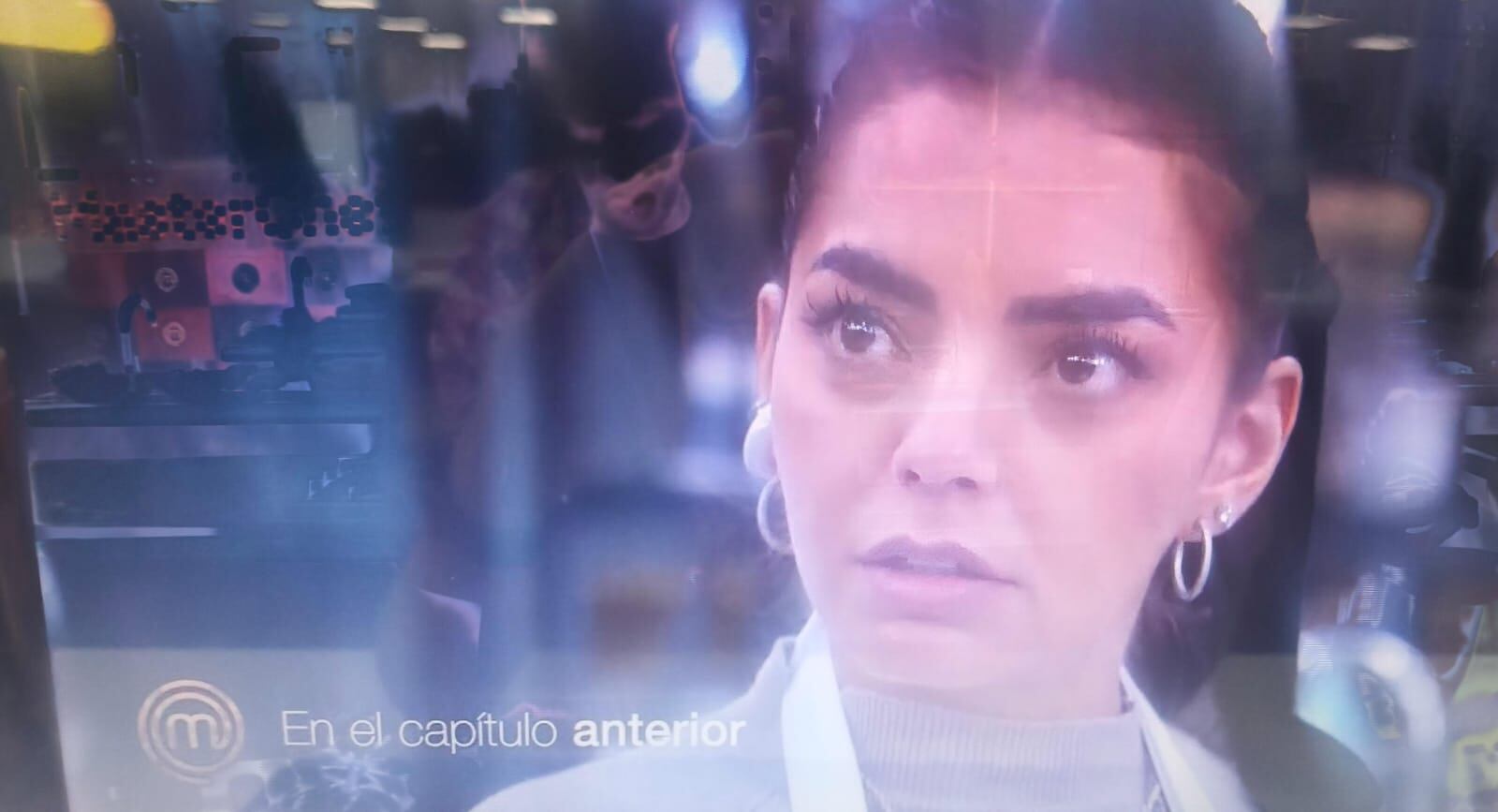 La joven se vio afectada durante el capítulo - crédito Emisión MasterChef Celebrity / Canal RCN