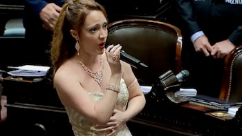La soprano Mariana Bustos interpretó el Himno Nacional Argentino en la Cámara de Diputados