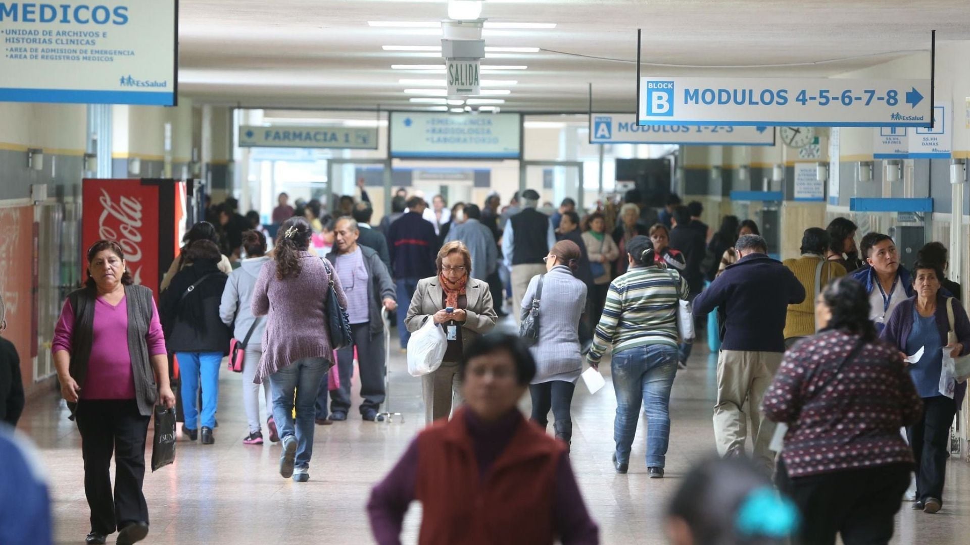 Numerosas personas transitan por un concurrido pasillo del Complejo Hospitalario Guillermo Kaelin De La Fuente, parte del Seguro Social de Salud del Perú (EsSalud). (Andina)
