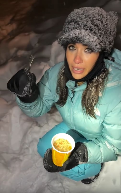 La artista degustando del ramen que su pareja le preparó en medio de la intemperie