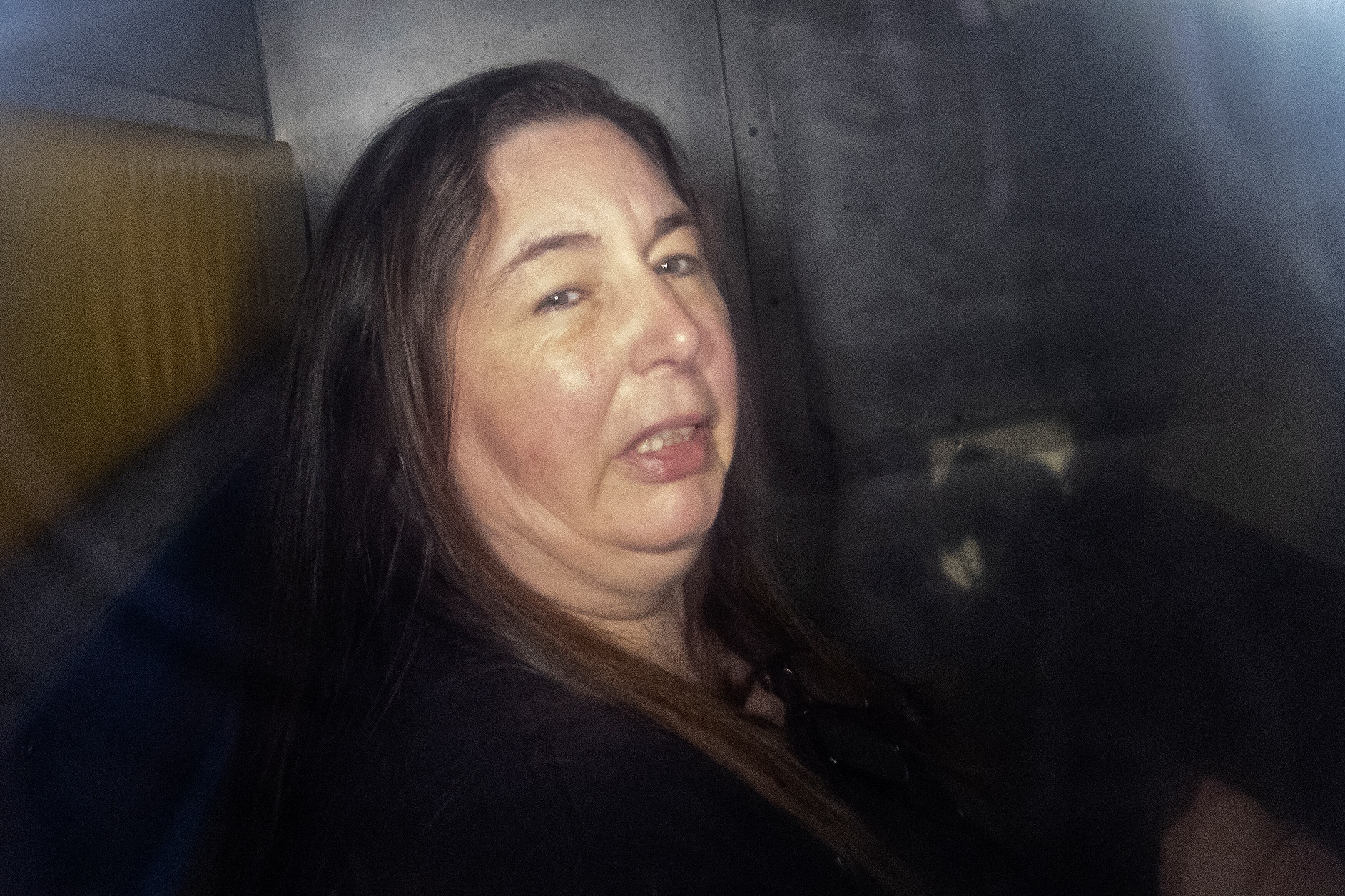 Erin Patterson llegando en la parte trasera de un vehículo de transporte penitenciario al Tribunal de Magistrados de Latrobe Valley en Morwell, Australia (Martin Keep/AFP)