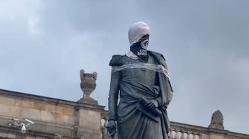 Vandalizaron la estatua de Simón Bolívar en Bogotá - crédito captura de video @UltimaHoraCR / X