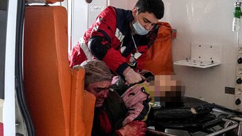 Un paramédico realiza reanimación cardiopulmonar