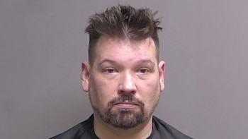 El candidato demócrata Kevin Cichowski es arrestado tras un incidente violento con sus padres en Florida