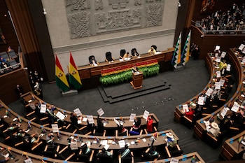 Asambleístas oficialistas muestran carteles con