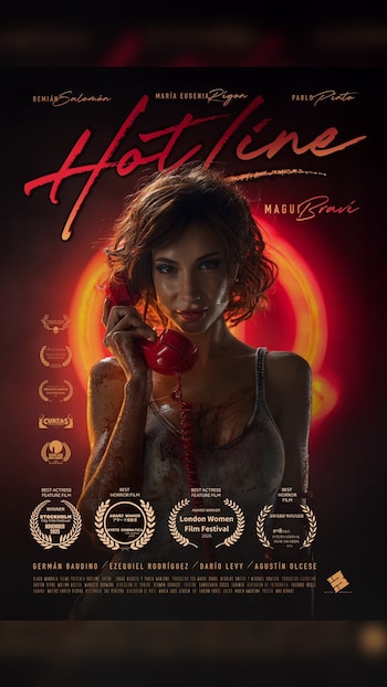 Afiche de película con Magui Bravi sosteniendo un teléfono rojo, vestida con una camiseta sin mangas manchada de sangre, sobre un fondo rojo vibrante con el título 'Hot Line'