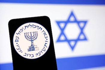 En esta ilustración, tomada el 6 de mayo de 2025, se aprecian el logotipo del Mossad y la bandera de Israel
REUTERS/Dado Ruvic/Ilustración