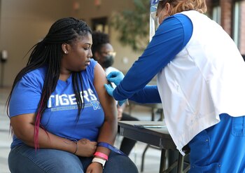 Una estudiante recibe la vacuna