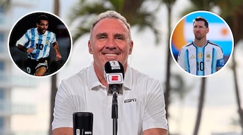 Ariel Ortega ante un micrófono de ESPN, flanqueado por círculos con fotos de él y Lionel Messi usando la camiseta de Argentina.