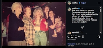 Sally Field destacó el cariño que sentía por Dolly Parton.