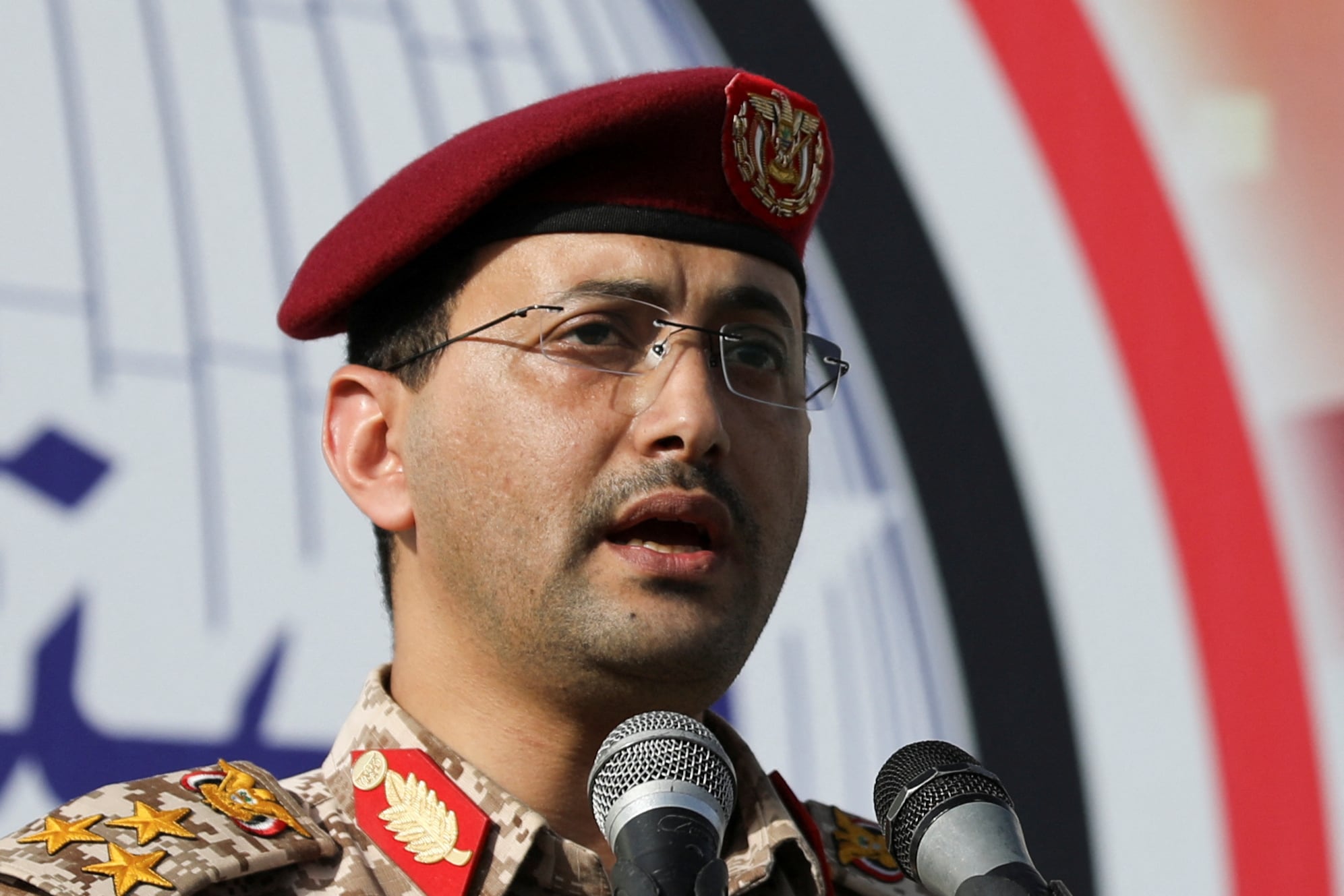 El portavoz militar hutí, Yahya Sarea, pronuncia un discurso en el que anuncia ataques contra tres destructores estadounidenses en el mar Rojo (REUTERS/Khaled Abdullah/Archivo)
