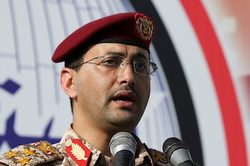 El portavoz militar hutí, Yahya Sarea, pronuncia un discurso en el que anuncia ataques contra tres destructores estadounidenses en el mar Rojo (REUTERS/Khaled Abdullah/Archivo)