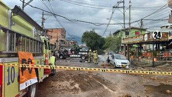 496 personas resultaron afectadas por la emergencia en el barrio Santa Cruz. (Crédito: @DAGRDMedellin / X)