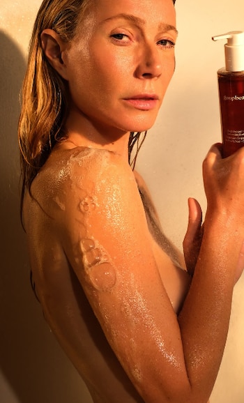 Gwyneth Paltrow protagoniza un atrevido vídeo en la ducha para presentar su nuevo gel de Goop