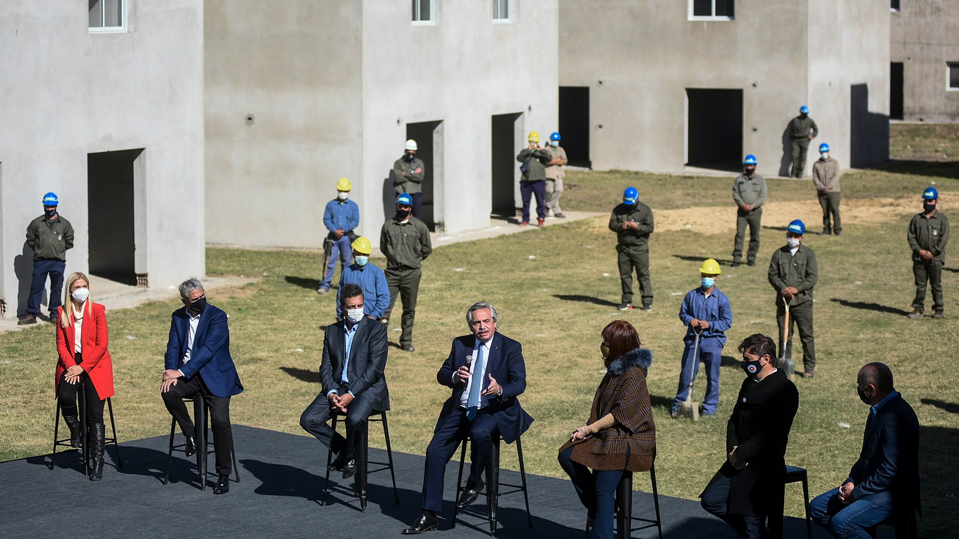 Alberto Fernandez en un acto de inauguración del PROCREAR durante la pandemia del COVID 19